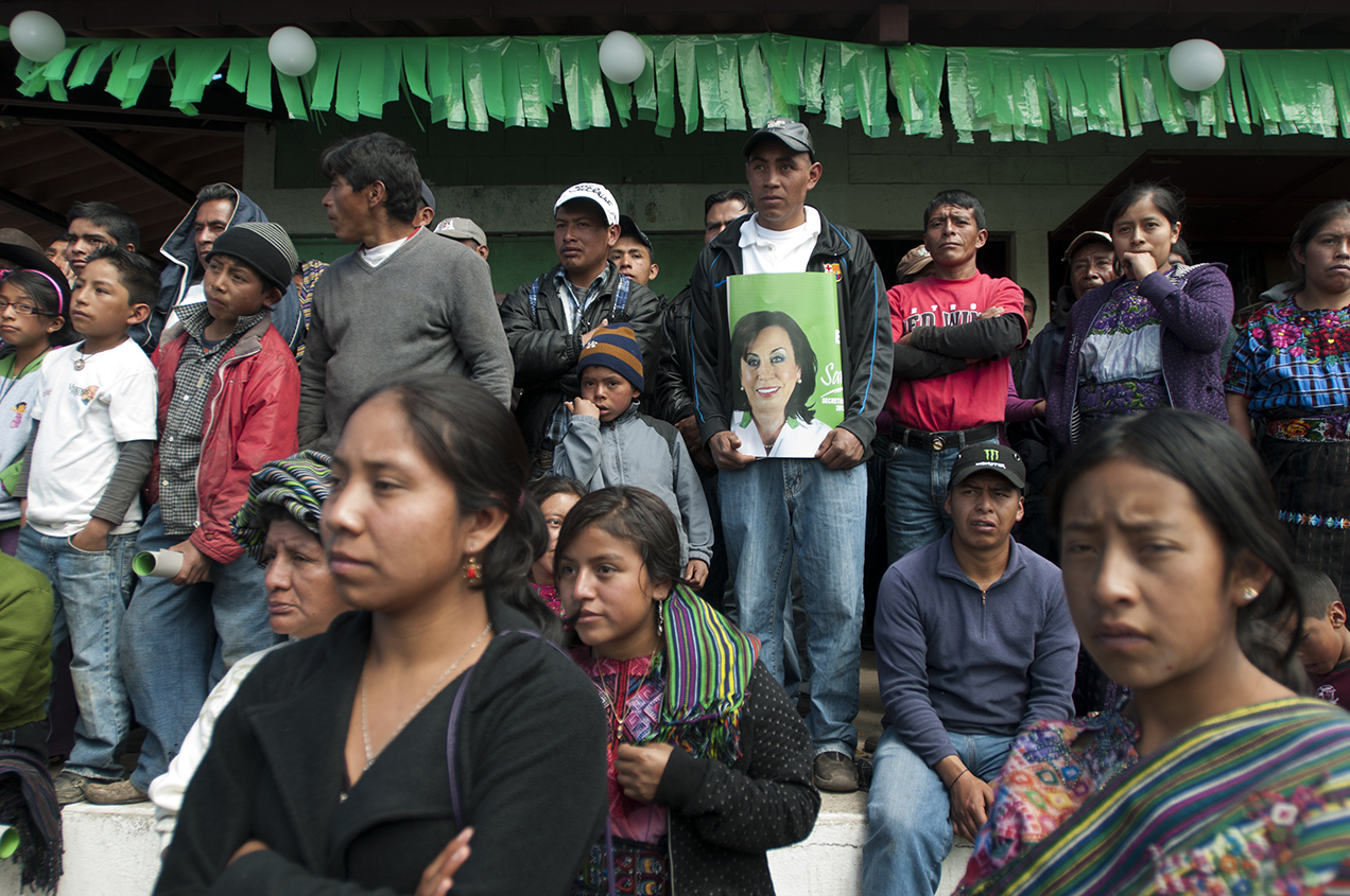 Pobladores de Sololá escuchan a Sandra Torres, candidata presidencial de la Unidad Nacional de la Esperanza.