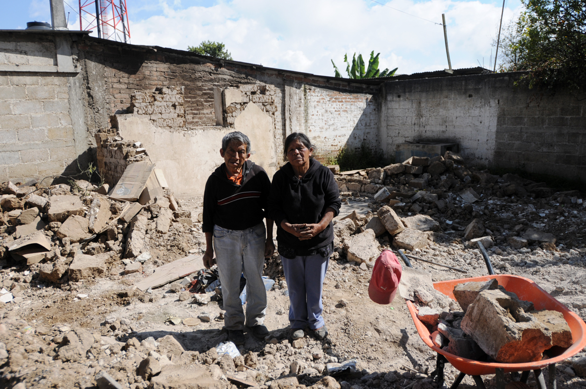 Juan Alvarado y Esperanza Velásquez recogen lo que quedó de su casa.