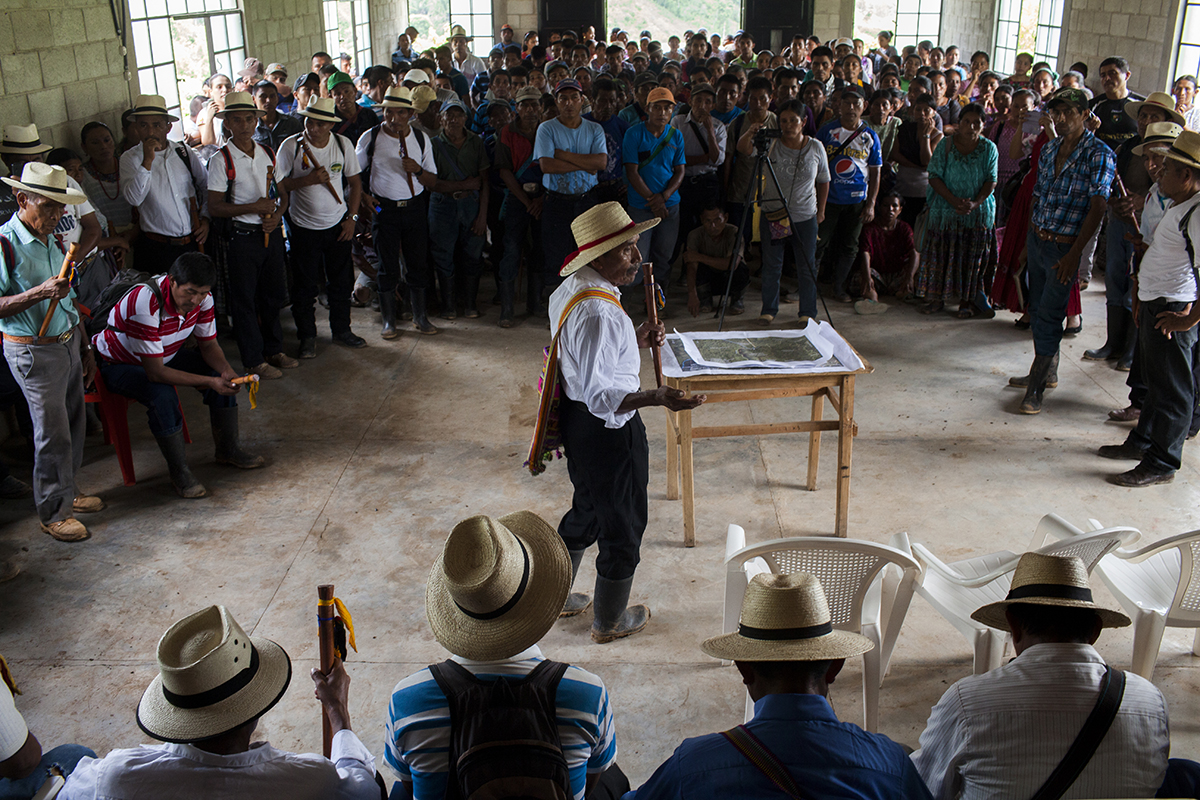 Reunión  comunitaria en Semil, el 8 de julio. Al encuentro asistieron autoridades provenientes de las aldeas  cercanas  de  Chicanuz,  Chisubin  y Santa  María  Semuc Champey,  además  de  huéspedes  originarios  de  Nebaj,  Chisec,  Raxruhá,  Palín, Carchá y Cobán.