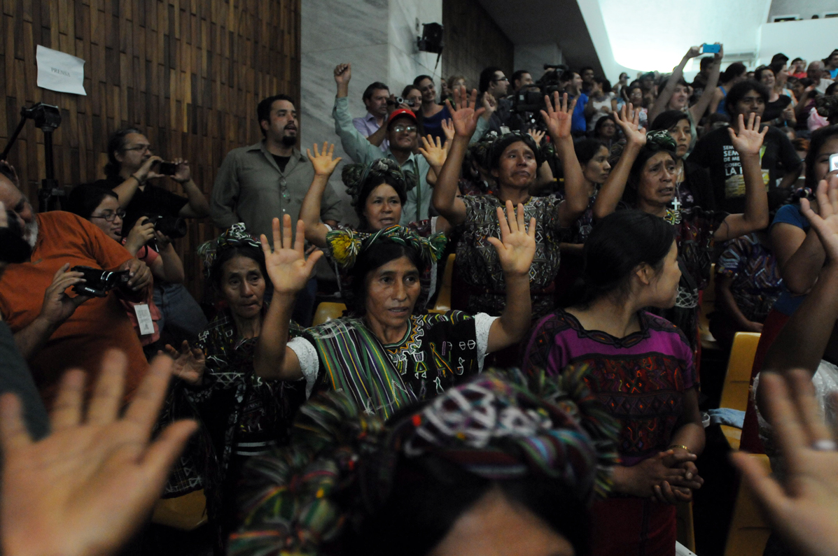 Mujeres ixiles agradecen a los jueces del Tribunal la sentencia que dictó contra Ríos Montt.. 