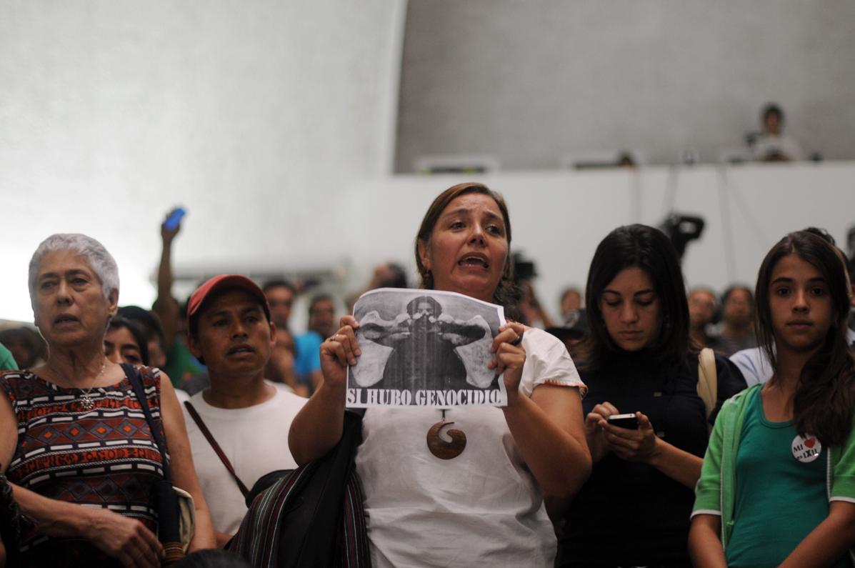Los asistentes en la sala celebraban la condena de 80 años de prisión para José Efraín Ríos Montt. 