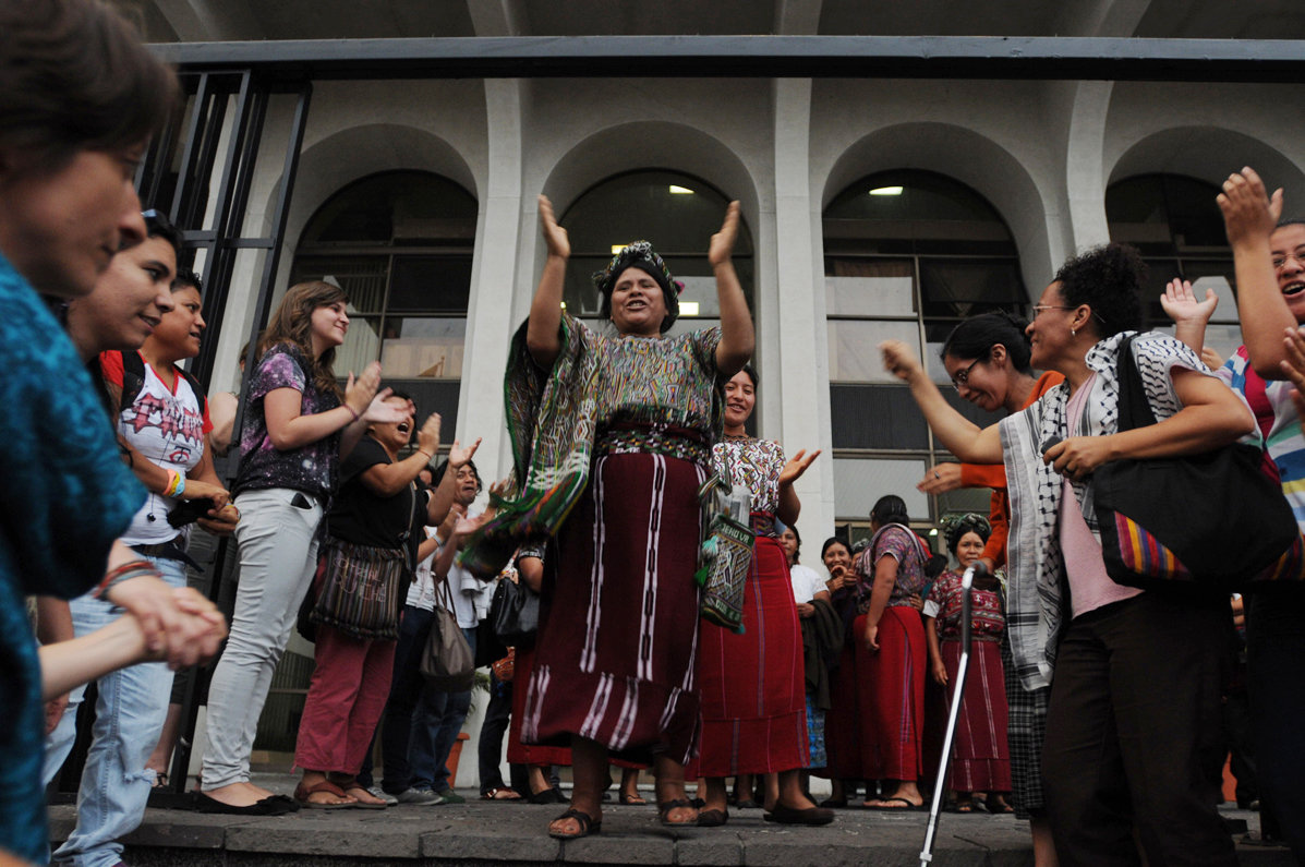 Mujer ixil baila y celebra la sentencia fuera de la Corte Suprema de Justicia en donde se realizó el juicio. 