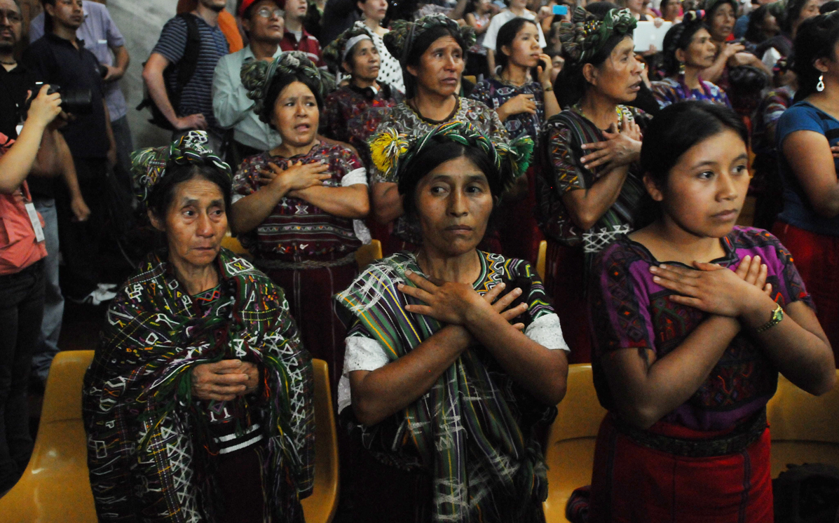 La forma de decir gracias de pobladores ixiles que asistieron a la sentencia. 