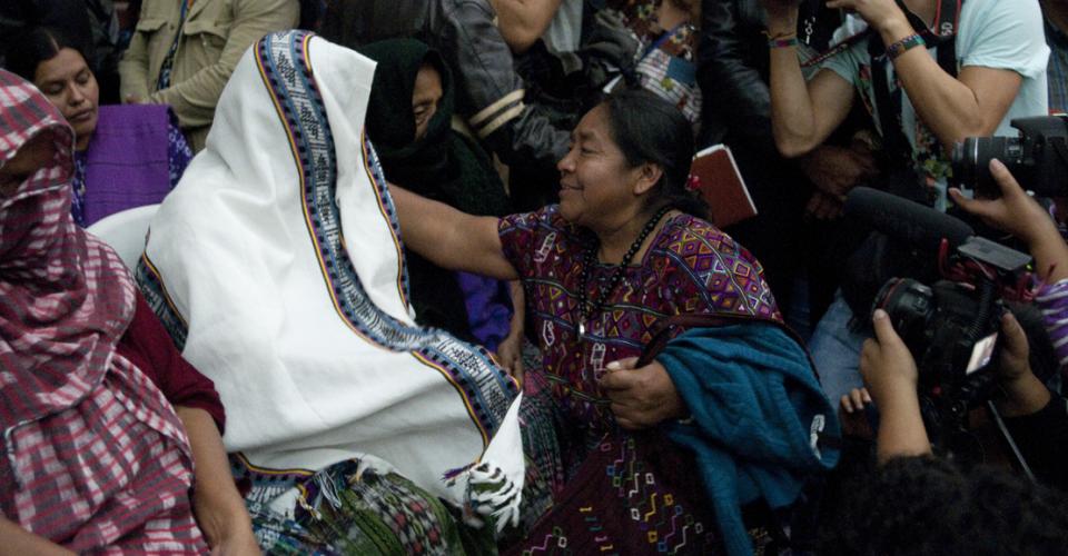 Rosalinda Tuyuc, representante de la Coordinadora Nacional de Viudas de Guatemala (CONAVIGUA), pasó a saludar a las mujeres de Sepur Zarco luego de la sentencia. 