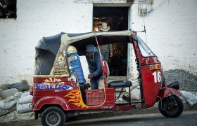 Aprovechando cada rincón del tuk tuk para cargarlo al atardecer, en San Juan Comalapa, Chimaltenango.