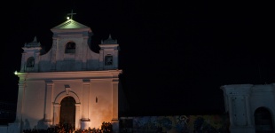 Ceremonia maya celebrada en la noche antes de la primera audiencia enfrente de la iglesia católica del parque central