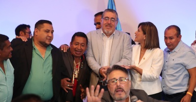 Diego Xol, alcalde de Pueblo Nuevo, Suchitepéquez, se toma una fotografía con el binomio electo durante la reunión con los ediles el pasado 23 de septiembre. Foto:  © Hemeroteca Prensa Libre. Utilizada con la autorización de Prensa Libre