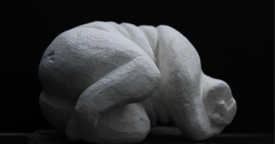 Fotografía de una de las piezas de escultura de la serie Venus atadas, de la escultora Arianka López. 