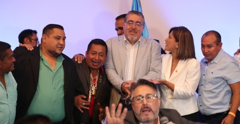 Diego Xol, alcalde de Pueblo Nuevo, Suchitepéquez, se toma una fotografía con el binomio electo durante la reunión con los ediles el pasado 23 de septiembre. Foto:  © Hemeroteca Prensa Libre. Utilizada con la autorización de Prensa Libre