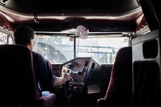 En la cabina de conducción, un piloto de tráiler maneja en el tráfico de la calzada Roosevelt rumbo a Chimaltenango.