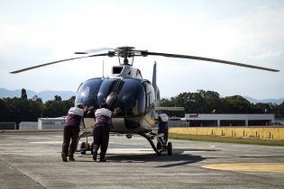 Empleados del aeropuerto La Aurora, en ciudad de Guatemala, ponen a punto un helicóptero antes de su despegue.
