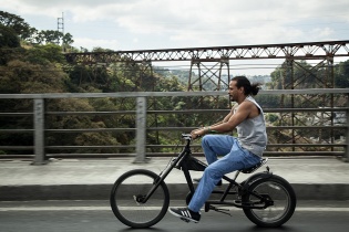 Un hombre cruza el Puente Belice en ciclomotor, en ciudad de Guatemala.