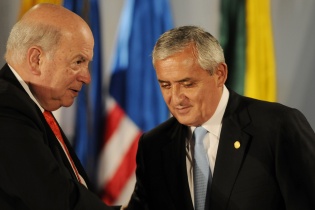 Miguel Inzulsa, Secretario General de la OEA, conversa con el presidente Otto Pérez Molina. 