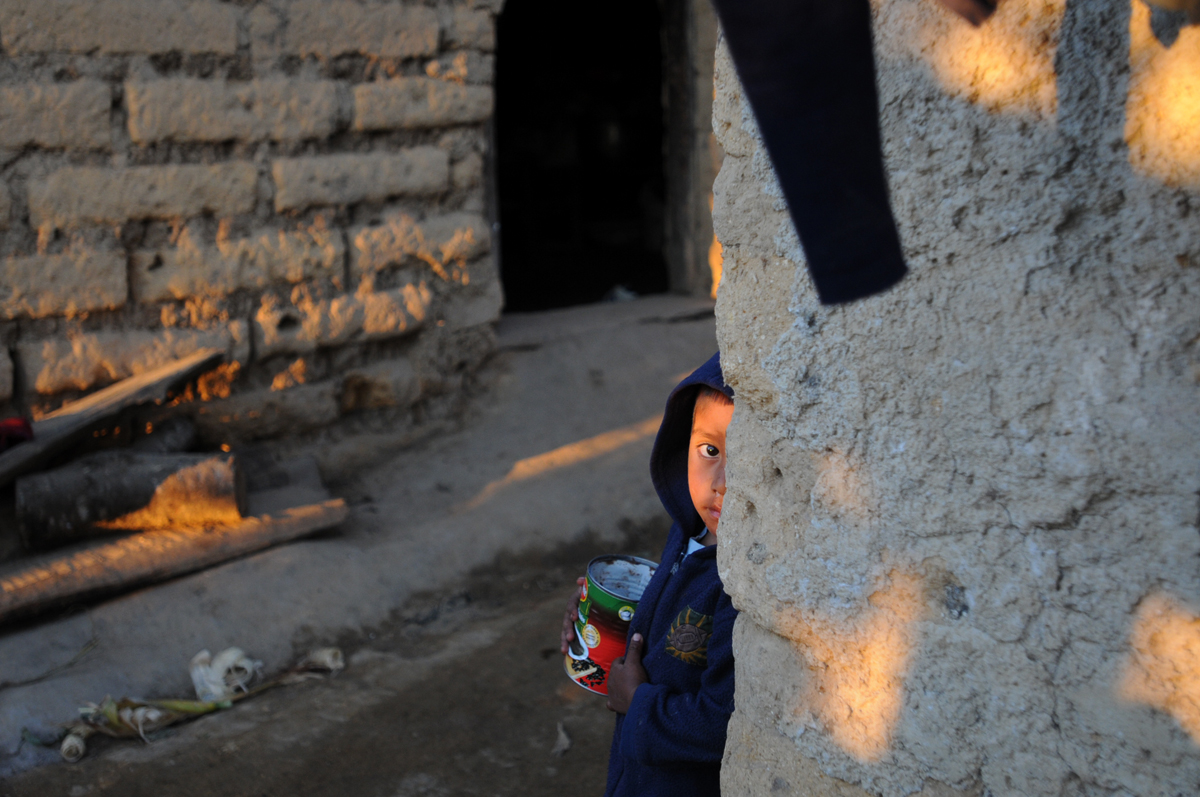 Un niño sostiene una lata de frijoles. 