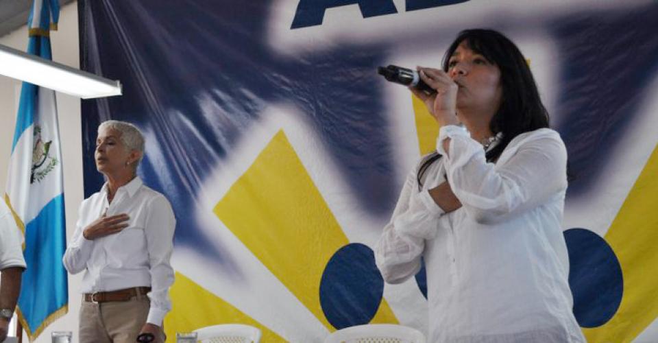 Adela Camacho de Torrebiarte y Liza Morales durante un mitin político del partido. 