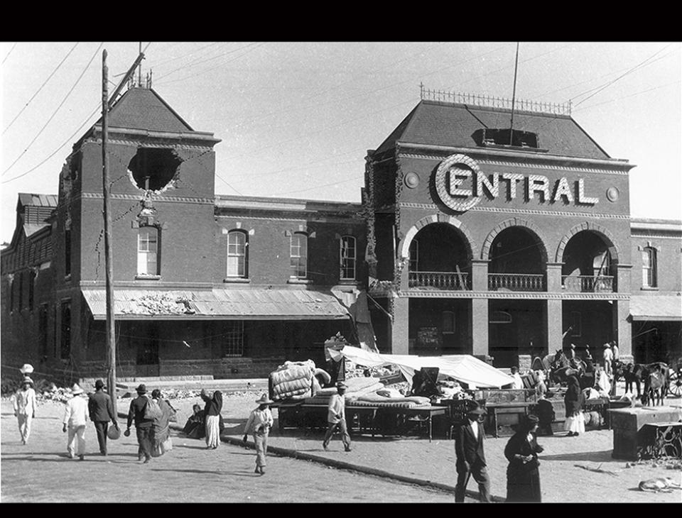 "Edificio de la Estación Central de Ferrocarril", Ciudad de Guatemala, 1917-1918. [Colección de Terremotos del 1917 y 1918. Fototeca Guatemala, CIRMA]