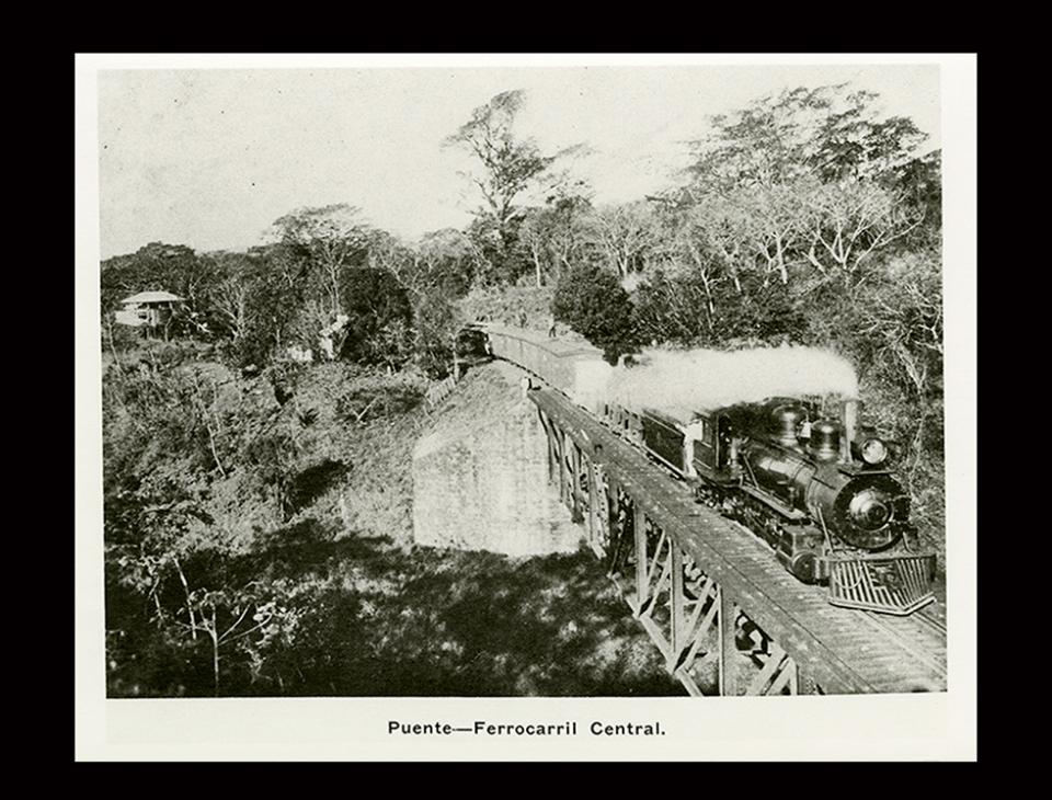 "Ferrocarril Central cruzando uno de los puentes". Guatemala, 1908. [Colección Álbum del Ferrocarril Interoceánico, Fototeca Guatemala, CIRMA]