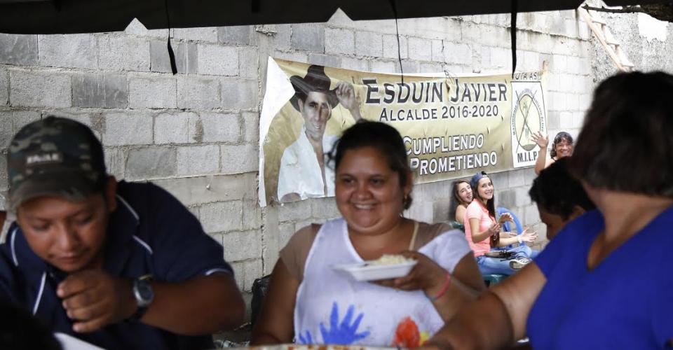 Javier Javier mandó a matar tres vacas para alimentar a todo el pueblo el día de las elecciones, 30 mujeres rodean una larga mesa y trocean tomates y cebollas, mientras sus decenas de niños juegan y gritan por el suelo de tierra.