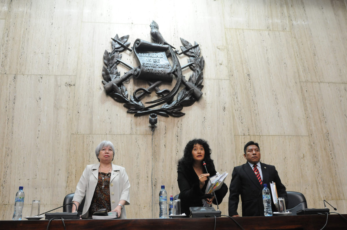La jueza Yassmín Barrios suspende el debate hasta que la CC notifique. 