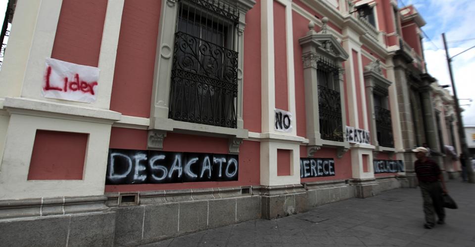 Cientos de guatemaltecos han llegado a protestar frente al edificio del Tribunal Supremo Electoral. 