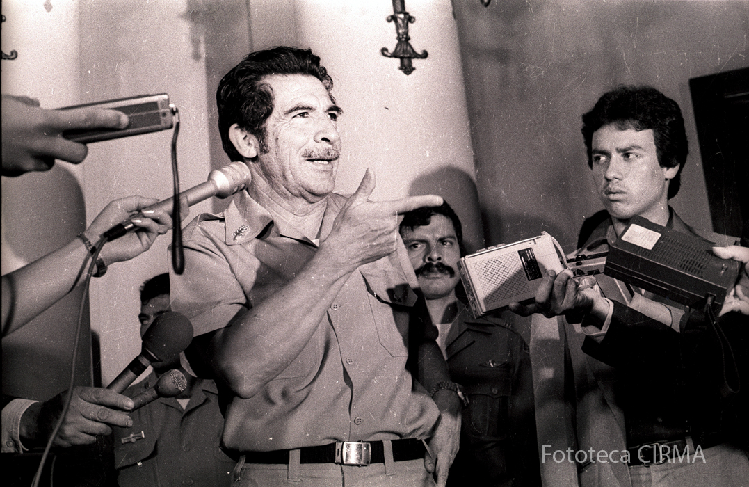 Efraín Ríos Montt en conferencia de prensa. En julio de 1982 decretó la creación de los Tribunales de Fuero Especial. Fotografías de El Gráfico/Fototeca CIRMA.