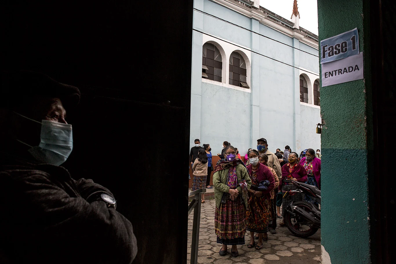 Pese a la desinformación que circula, algunos pobladores acuden a recibir la primera o segunda dosis de la vacuna. Foto: Gilberto Escobar