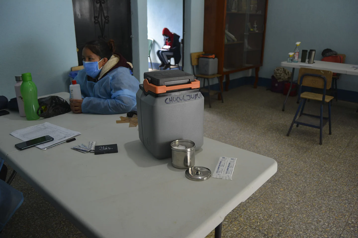 Delegados de salud transportan las dosis en hieleras portátiles. Foto: Gilberto Escobar.