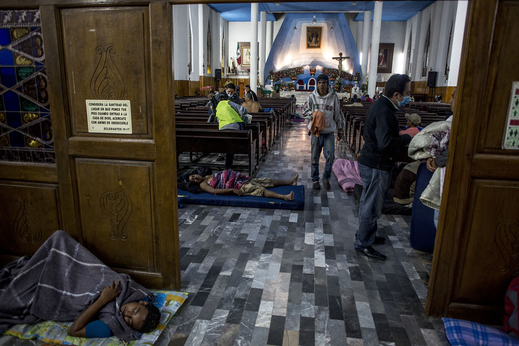 Los primeros migrantes llegados al albergue toman lugar en la iglesia de Nuestra Señora de la Asunción, en Puebla / Simone Dalmasso