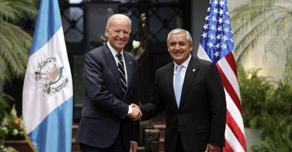 El vicepresidente de Estados Unidos, Joseph Biden, saluda al presidente guatemalteco, Otto Pérez Molina, el 2 de marzo de 2015, en el Palacio Nacional de la Cultura, en una visita oficial de dos días.