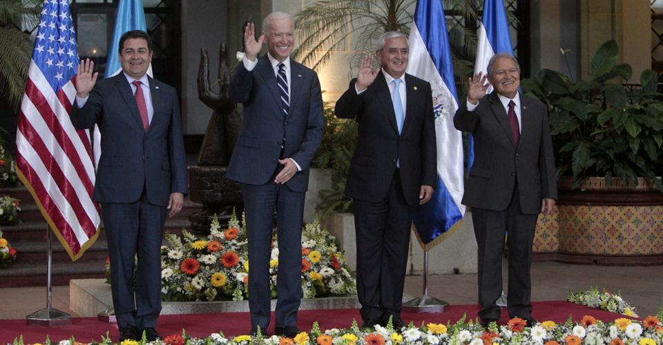 De izquierda a derecha, el presidente de Honduras, Juan Orlando Hernández; el vicepresidente de Estados Unidos, Joe Biden; el presidente de Guatemala, Otto Pérez Molina, y el presidente de El Salvador, Salvador Sánchez Cerén, posan tras reunirse en el Palacio Nacional de la Cultura.