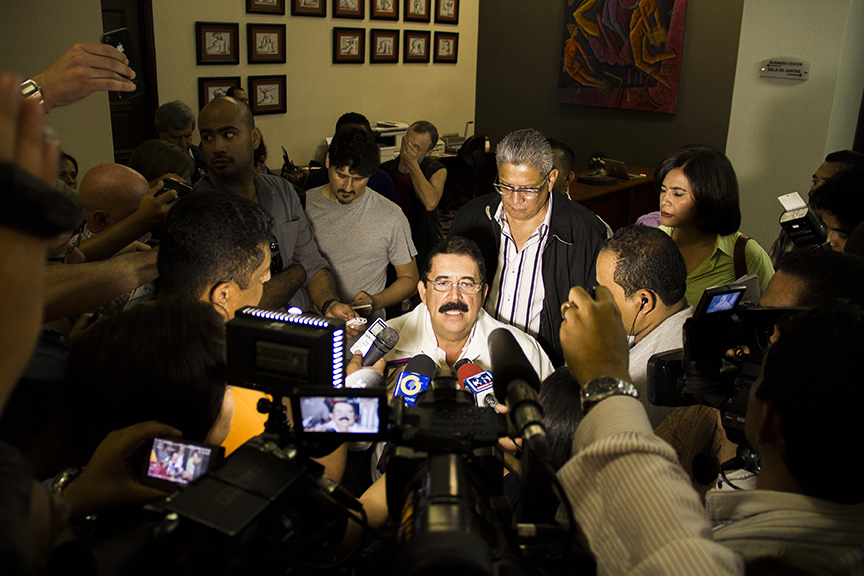 Manuel Zelaya en rueda de prensa.